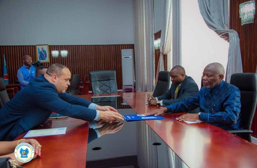 Le DG de la SNEL,  Fabrice Lusinde,  remettant un dossier au président de l'assemblée nationale,  Vital Kamerhe, lors de la réunion de ce mardi 