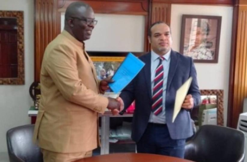 Poignée de main entre le DG de l'ACP Bienvenu-Marie Bakumania, à gauche, et le DG de la SNEL Fabrice Lusinde, à droite.