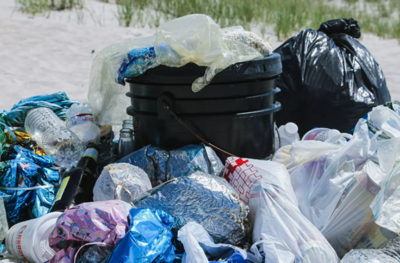 Des sacs poubelles en plastique
