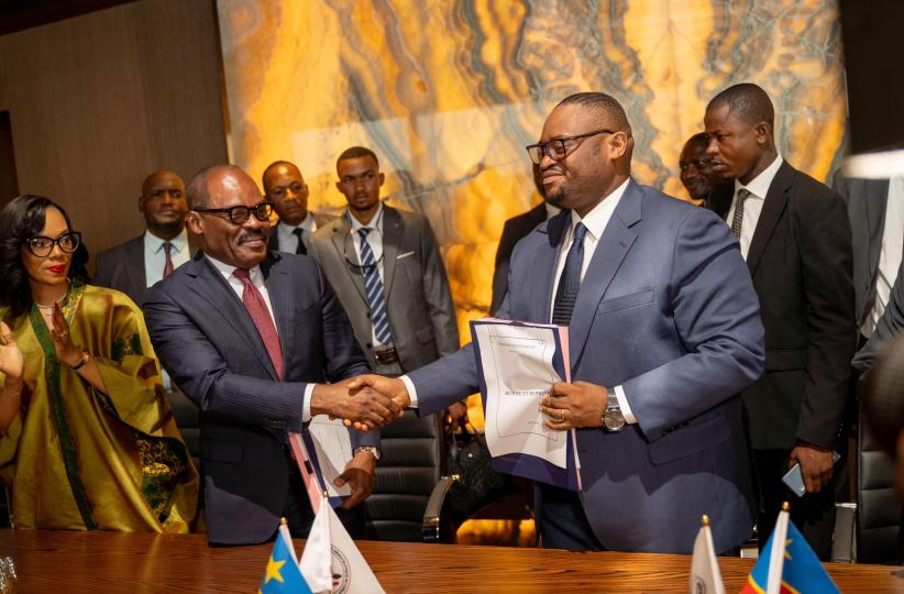 Poignée de main entre le ministre des Finances sortant Nicolas Kazadi et l'entrant Doudou Fwamba