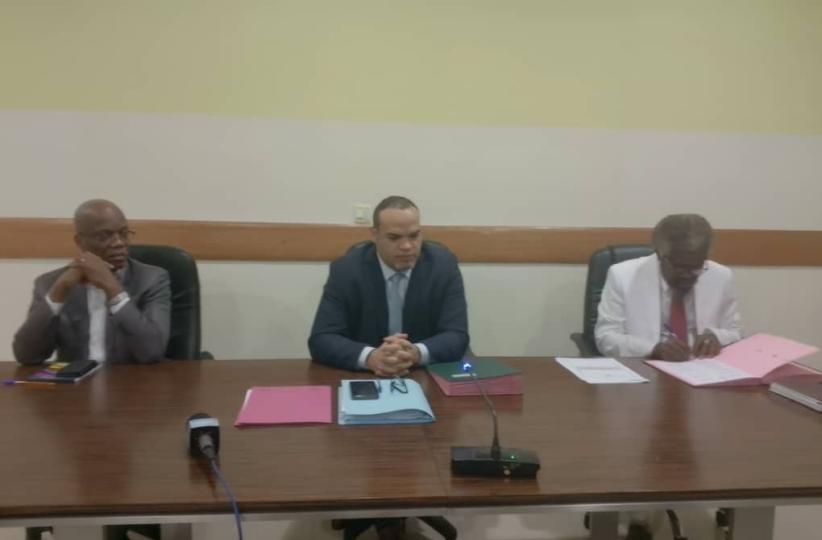 Le DG de la SNEL, Fabrice LUSINDE, au milieu,  entouré par le banc syndical 