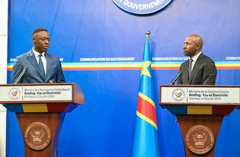 Le ministre des Ressources hydrauliques et Electricité, Teddy LWAMBA,  et le ministre de la communication et médias, Patrick Muyaya, lors du Briefing 