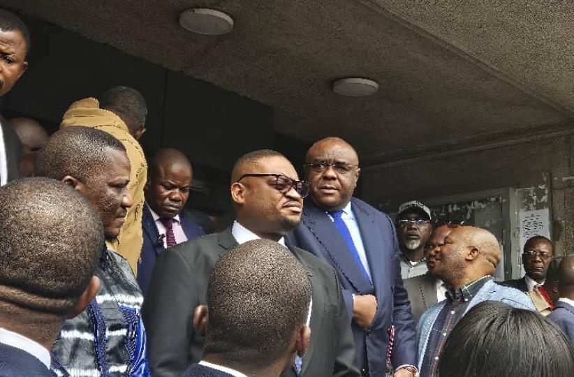 Ici, le VPM Jean-Pierre Bemba et le ministre des Finances Doudou Fwamba, devant les agents et cadres de l'ONATRA