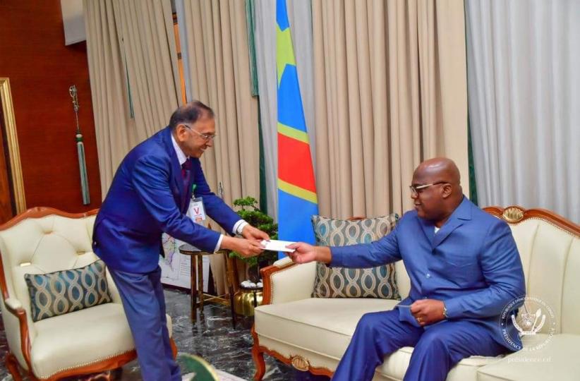 Le président de la République Félix Tshisekedi recevant l'invitation pour l'inauguration de la nouvelle usine de PEPSI à Kinshasa 