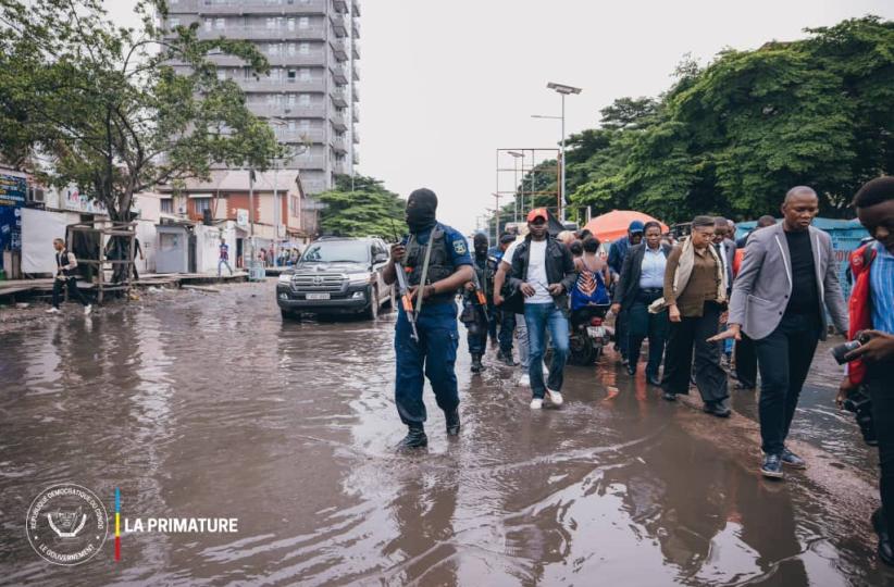 Judith Suminwa en visite des travaux de construction des routes à Kinshasa 