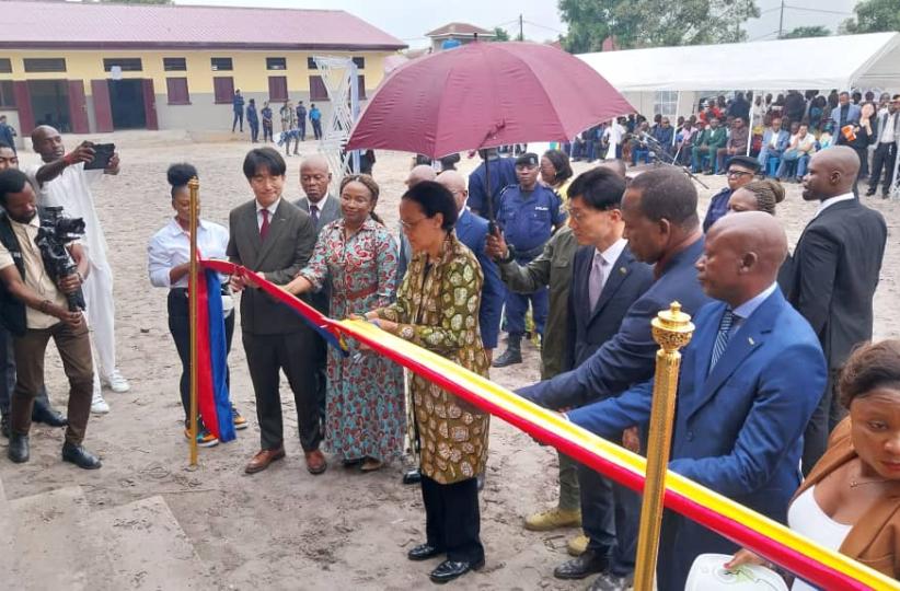 Raïssa Malu inaugurant les bâtiments à N'sele