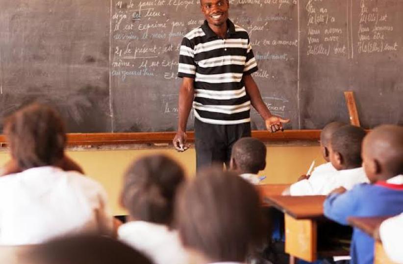 Un enseignant devant les élèves. Droits tiers 