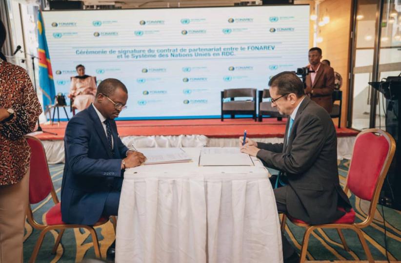 De gauche à droite: le DG du FONAREV, Patrick Fata Mapungu, et le coordonnateur résident  du Système des Nations Unies en RDC, Bruno Lemarquis, signant le partenariat pour une assistance aux victimes des violences sexuelles et des crimes dans les Kivu.