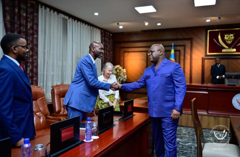 Félix Tshisekedi serrant la main du DG de Kobold metals