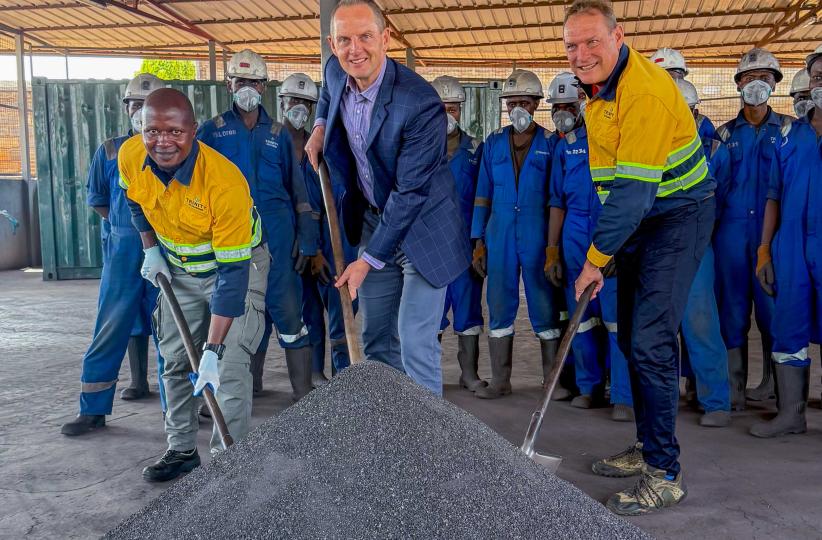 Photo prise après la signature de l'accord minier pour exportation de Tungstène 