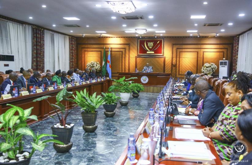 Lors d'une reunion de conseil de ministres 