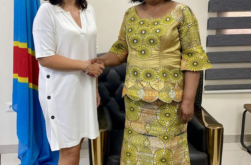 L'ambassadrice belge en RDC, Roxane de Bilderling, et la nouvelle ministre de l'Environnement  et Développement durable, Nyange Ndambo, après leur rencontre 