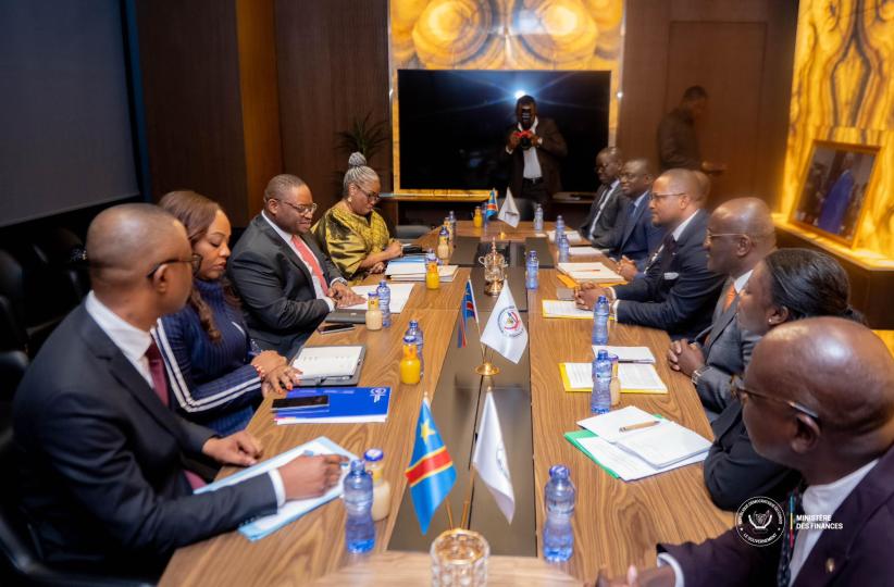 Doudou Fwamba, ministre de Finances, et la délégation de la Banque africaine du Développement, à Kinshasa.