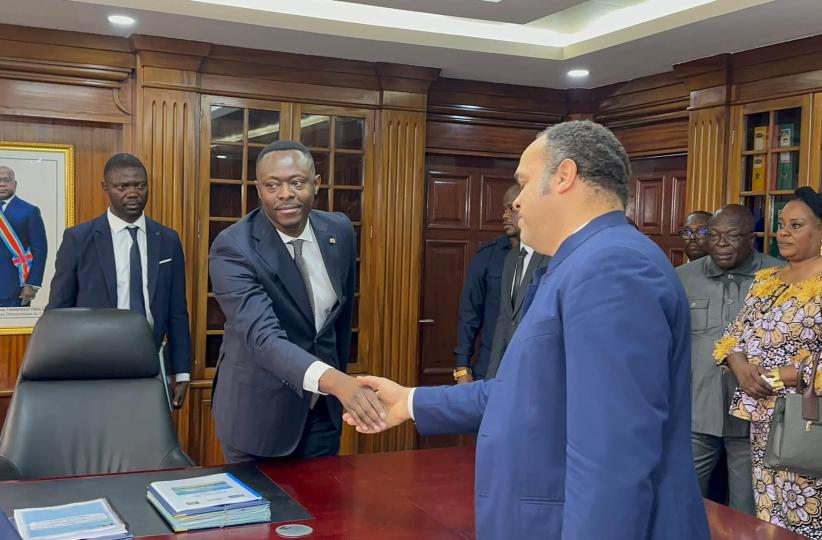 Teddy Lwamba et Fabrice Lusinde, respectivement directeur général entrant et sortant, lors de la remise et reprise ce jeudi à Kinshasa 