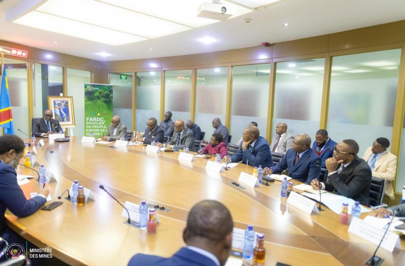 Le ministre de Mines, Louis Watum, et les chefs des structures sous tutelle lors de leur rencontre ce mardi 2 septembre 2025