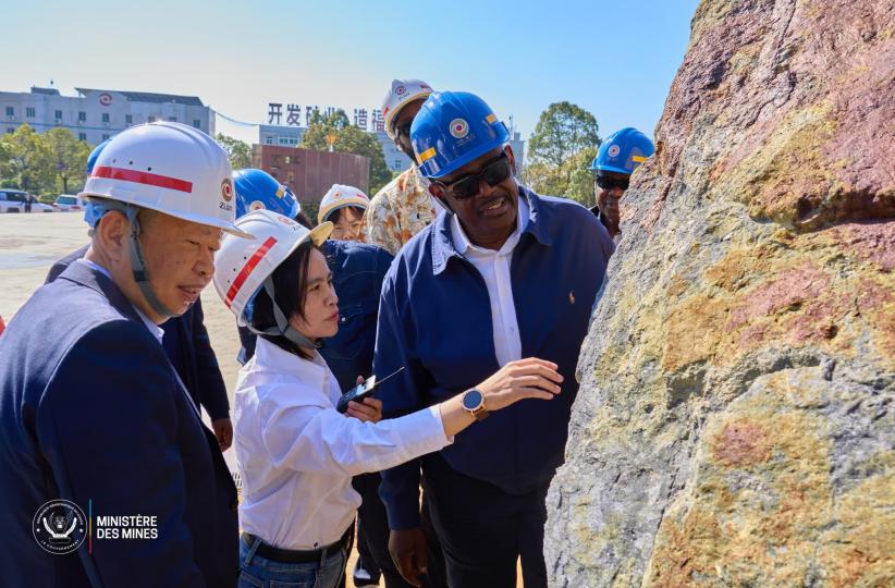 Louis Watum, ministre de Mines à Pékin, en Chine, avec les responsables de Zijin Mining Group