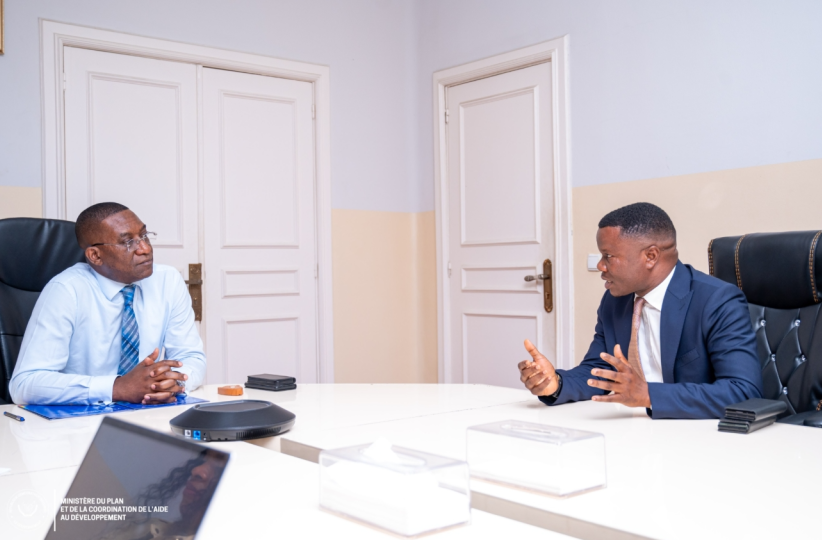 Lors d'un échange entre le ministre en charge du Plan, Guylain Nyembo, et le député national André Mushongo, élu de Tshikapa, lundi 26 janvier 2026