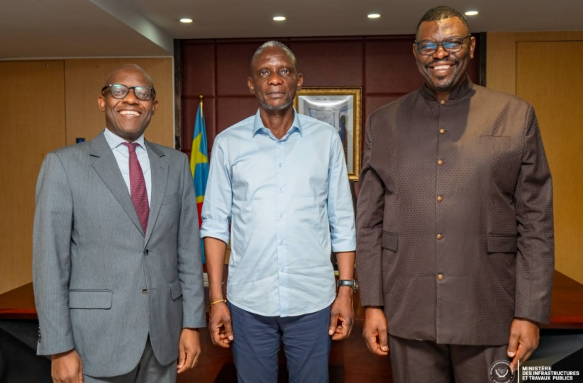 La délégation de la Banque mondiale et le ministre des Infrastructures et Travaux publics 