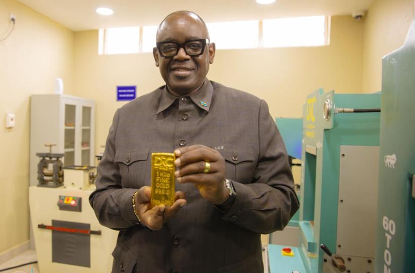 Louis Watum dans l'usine de raffinerie de l'or 