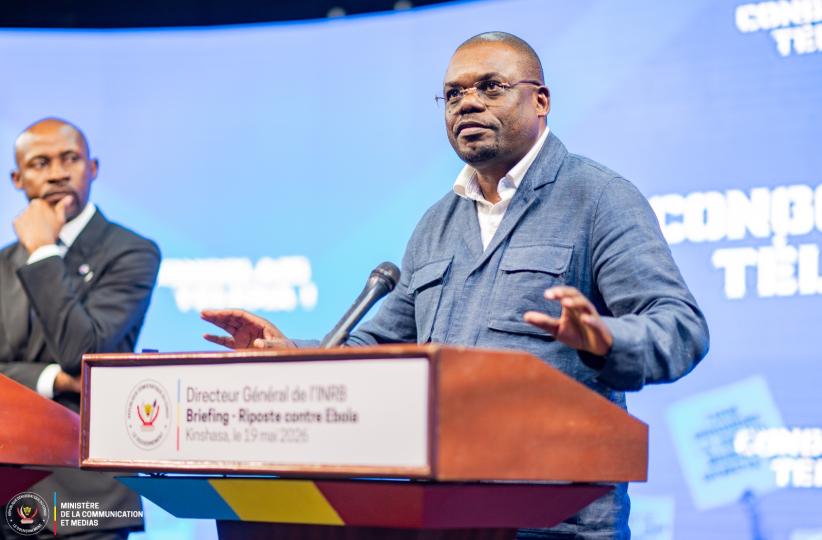 De g-d, le ministre de la Communication, Patrick Muyaya et le DG de Africa CDC, Dr Jean Kaseya.