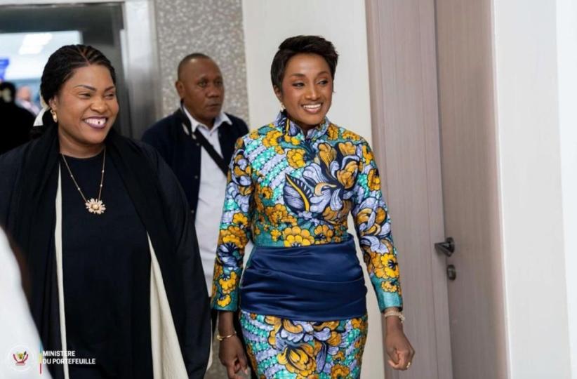 De g-d, Mme Fifi Masuka la gouverneure de Lualaba et Mme Julie Shiku, ministre du Portefeuille.
