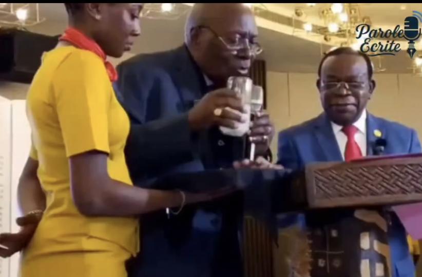 Le baptême du livre du professeur Bahati Lukuebo.