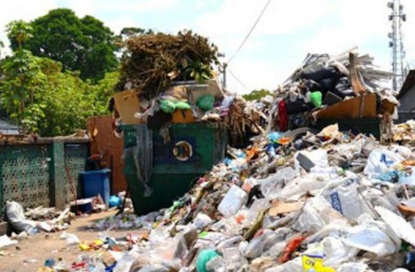 Des déchets plastiques envahissent la ville de Kinshasa.
