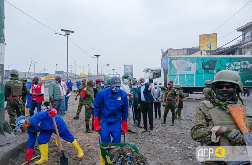 Les bâtisseurs de la nation en plein service de salubrité de Kinshasa.