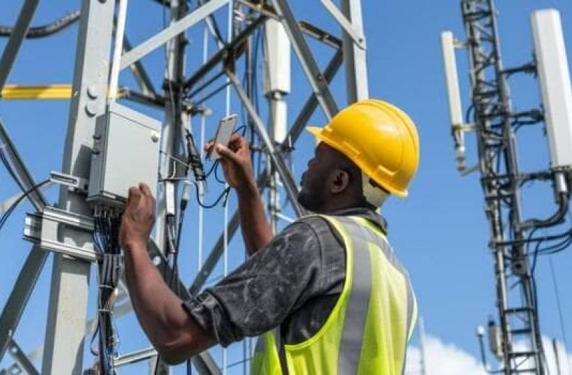 Installation des pylônes de télécommunications.