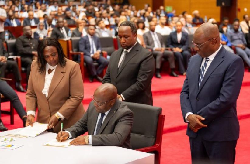 Le ministre de l’Énergie, le Dr Juma Zuberi Homera, signe les permis d’exploration.
